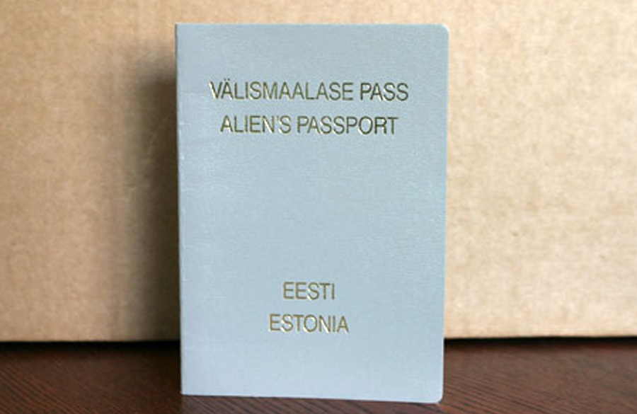 Aliens passport. Паспорт негражданина Эстонии. Серый эстонский паспорт. Серый паспорт в Эстонии. Aliens Passport Эстония.